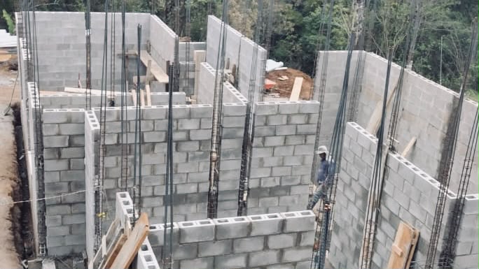 Diseño estructural de vivienda en mampostería sobre terreno inclinado — Casa Rancho Verde, Guatemala. Ingeniería sismorresistente.
